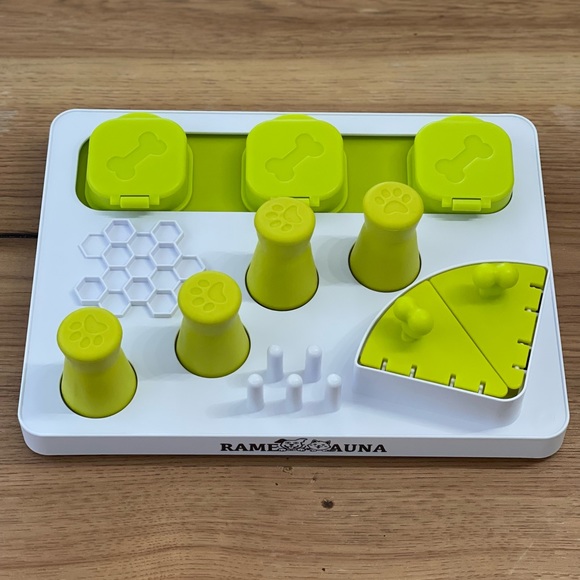 Interactive toys and slow feeding 
offer many benefits to your dog - Picture 3 of 7